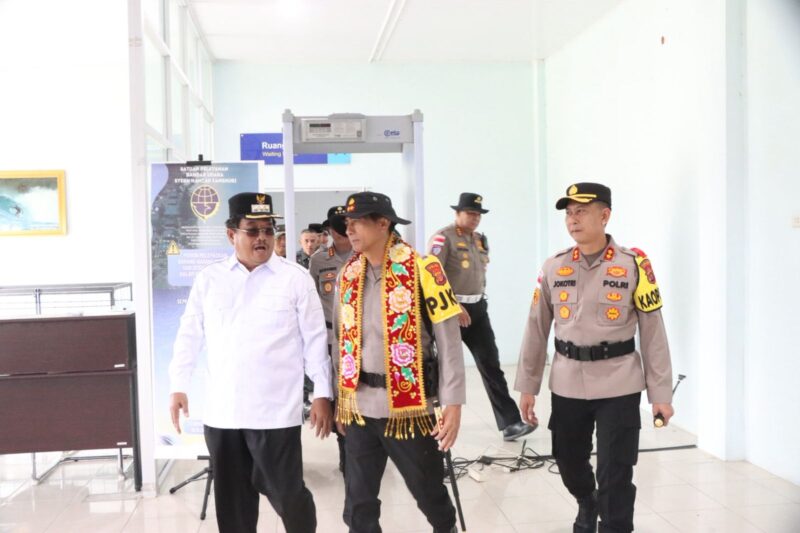 Irjen Pol. Drs. Marzuki Ali Basyah, melakukan asistensi Ke polres Aceh Singkil pasca bencana, Rabu, 21/001/2026.