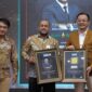 Direktur Utama Bank Aceh, Fadhil Ilyas (tengah) menerima penghargaan Best CEO Syariah dan Top Sharia Regional Bank dalam ajang bergengsi yang diserahkan langsung oleh Founder & CEO The Iconomics Media, Bram S Putro, didampingi Director of Research & Brand Strategy, Alex Mulya, di Jakarta, Kamis (22/01/2026).