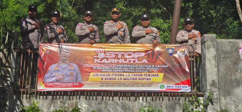 Kapolsek AKP. Firmansyah, S.H, personel Polsek Darul Imarah melaksanakan sosialisasi dan pemasangan spanduk larangan karhutla di kawasan pegunungan Glee Taron Mata Ie, Gampong Leu Ue, Kecamatan Darul Imarah, Aceh Besar, pada Jumat (23/01/2026).
