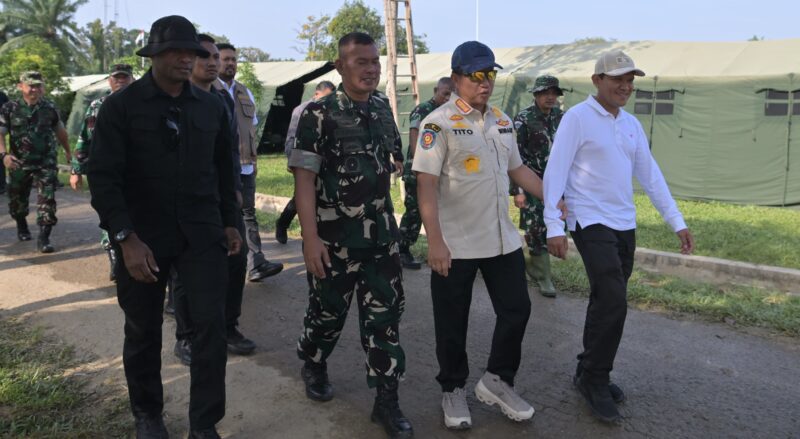 Wakil Gubernur Aceh, Fadlullah mendampingi Mendagri Tito Karnavian menyerahkan Bantuan Presiden kepada Bupati Aceh Tamiang di Komplek kantor Bupati Aceh Tamiang, (23/01/2026).