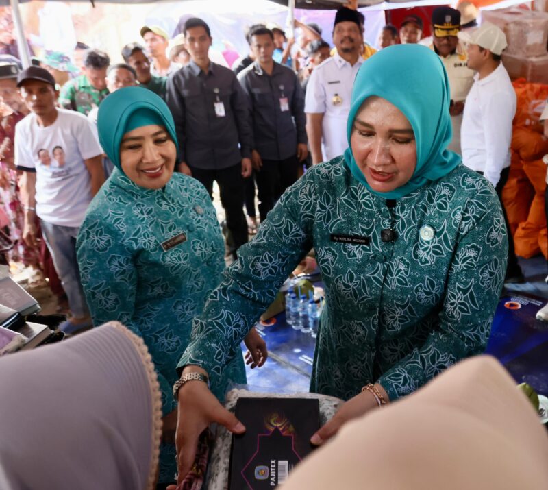 Ketua TP PKK Aceh Marlina Muzakir, bersama Wakil Gubernur Aceh Fadhlullah dan Staf Ahli TP PKK Aceh Mukarramah Fadhlullah, mendampingi Menteri Dalam Negeri Muhammad Tito Karnavian, selaku Ketua Satgas Rehabilitasi Pasca Bencana Sumatera bersama Ketua TP PKK Pusat Tri Tito Karnavian, saat berkunjung dan menyalurkan bantuan ke Kampung Batang Ara Kecamatan Bandar Pusaka, Jum’at (23/01/2025).
