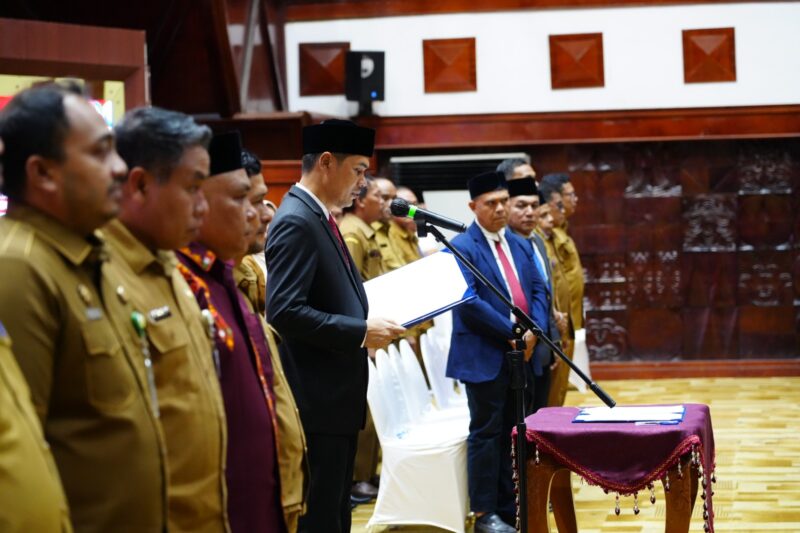 Sekretaris Daerah Aceh, M. Nasir, S.IP., MPA, didampingi Plt Kepala Dinas Pendidikan Aceh, Murthalamuddin, S.Pd., MSP, Kepala Bidang Pembinaan SMA dan PKLK Syarwan Joni, S.Pd., M.Pd menandatangani berita acara pelantikan dan sumapah jabatan Kepala SMA, SMK dan SLB se Aceh yang berlangsung di Anjong Monmata Banda Aceh