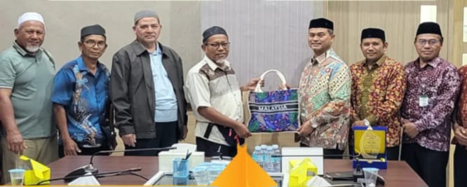 Kadis Syariat Islam Aceh, Zahrol Fajri S Ag, M.HI, bersama Kabid Bina Hukum dan Kabid PAI dan tenaga DAI menyerahkan cendera mata kepada Sahabat Padang Terap, Malaysia di Ruang Rapat Kepala Dinas Syariat Islam Aceh, Rabu(21/01/2026).