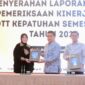 Wali Kota Banda Aceh, Illiza Sa’aduddin Djamal, dan Ketua DPRK, Irwansyah menerima Laporan Hasil Pemeriksaan (LHP) Kinerja dan Dengan Tujuan Tertentu (DTT) Kepatuhan Semester II 2025 dari Badan Pemeriksa Keuangan (BPK) Perwakilan Aceh, Andri Yogama, dalam acara yang digelar di aula kantor BPK setempat pada Jumat, (30/01/2026).