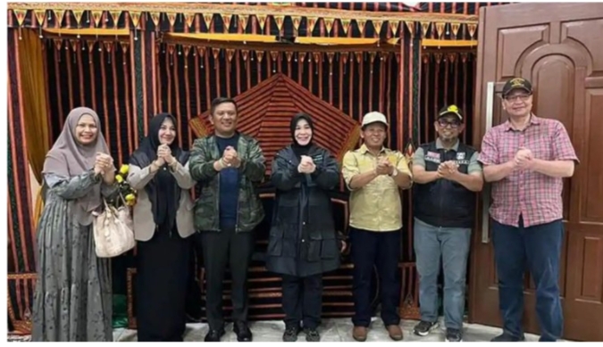 Wali Kota Banda Aceh, Illiza Sa’aduddin Djamal berfoto bersama saat mengunjungi Kabupaten Gayo Lues Kamis (22/1/2026). 
