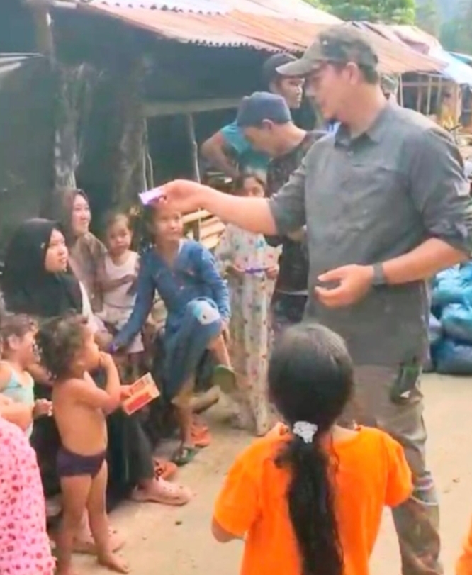 Rijaluddin, Ketua Komisi V DPRA, hadir langsung memberikan bantuan dan semangat kepada masyarakat (05/01/2026).