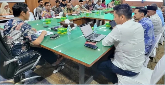 Sekretaris Dinas Syariat Marzuki, S. Ag., M.H., mendampingi sekretaris Daerah (Sekda) Aceh dalam acara audiensi dengan Komisi Penyiaran Indonesia (KPI) Aceh di ruang rapat Sekda Aceh. Jum'at (22/01/2026).