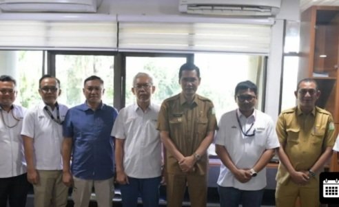 Disperindag Aceh, T. Adi Darma, mendampingi Sekda Aceh, M. Nasir, dalam menerima silaturahmi dan audiensi Direktur Utama PT. Solusi Bangun Andalas (PT. SBA), Rizki Kresno Edhie Hambali, beserta rombongan,Pertemuan tersebut berlangsung di ruang kerja Sekda Aceh, Kantor Gubernur Aceh, pada Senin, (05/01/2026).