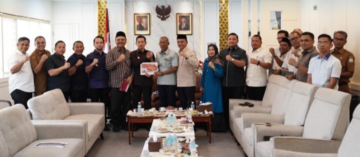 Ketua DPR Aceh, bersama dengan para Ketua Fraksi DPR Aceh, dan Ketua Komisi V DPR Aceh, menggelar audiensi penting dengan jajaran Pemerintah Kabupaten Aceh Barat pada hari Selasa, (06/01/2026).