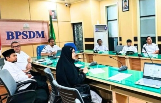 Kepala BPESDM Aceh, Marthunis, S.T, D.E.A, didampingi Kabid Pengembangan Sumber Daya Manusia dan Kerjasama, Ir. Said Anwar Fuadi, S.T, M.T, menggelar zoom meeting dengan Kepala Cabang Dinas Pendidikan Aceh di Kabupaten/Kota dan Kepala Sekolah SMA/SMK di Kabupaten/Kota yang terdampak bencana Hidrometeorologi, rabu (28/01/2026).