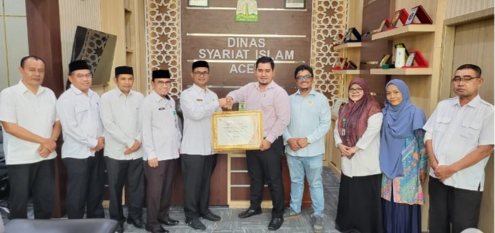 kepada Kepala DSI Aceh, Zahrol Fajri, S.Ag, MH, yang didampingi oleh Sekretaris Dinas, para Kepala Bidang, dan Tim Pejabat Pengelola Informasi dan Dokumentasi (PPID) DSI Aceh, menerima Penghargaan dari komisi informasi publik yang di Wakil Ketua Komisi Informasi Aceh, Sabri, diserahkan pada hari Rabu (21/01/2026).