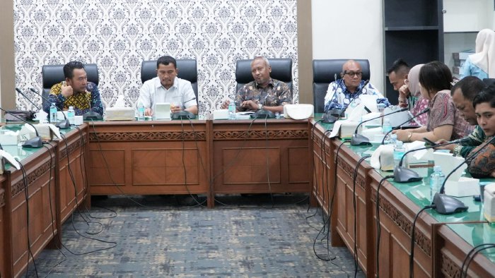 Pelaksana Tugas Kepala Bagian Persidangan dan Perundang-undangan Sekretariat DPRA, Zulyani Hidayah, S.Kom., M.Si, menyambut langsung kedatangan 20 anggota Banmus DPRD Kabupaten Batu Bara, kamis (23/01/2026).