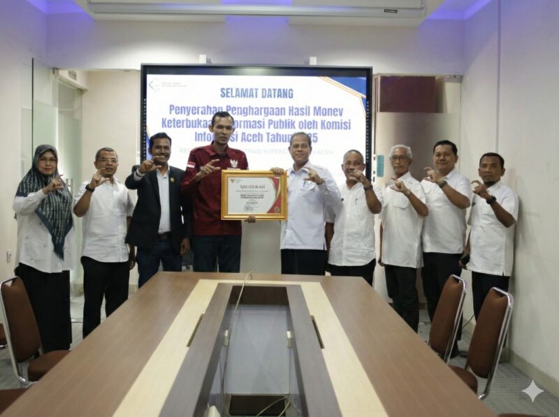 kepada Kepala Dinas Registrasi Kependudukan Aceh, Bapak Drs. Teuku Syarbaini, M.Si, yang didampingi oleh para Kepala Bidang, menerima penghargaan dari Komisi Informasi Aceh pada hari Rabu (21/01/2026).