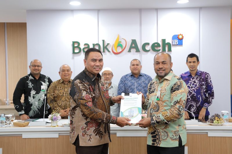 Direktur Utama Bank Aceh Syariah, Fadhil Ilyas, menerima Laporan Hasil Audit (LHA) dengan opini Wajar Tanpa Pengecualian (WTP) dari KAP Heliantono & Rekan di Gedung Action Center, Banda Aceh, sebagai bentuk penguatan transparansi dan akuntabilitas laporan keuangan tahun buku 2025.