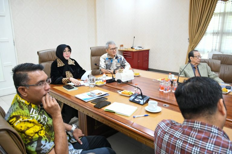 Walikota Banda Aceh, Illiza Sa’aduddin Djamal, memimpin langsung audiensi yang dihadiri oleh Plt. Kepala DPMPTSP, Faisal M, S.STP, beserta jajaran Pemerintah Kota Banda Aceh. Pertemuan ini berlangsung pada hari Jumat, (30/01/2026), di Pendopo Walikota Banda Aceh.