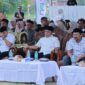 Bupati Aceh Besar H. Muharram Idris menarik tirai pertanda diresmikannya Program VISUM di Masjid Babussalam, Gampong Lamkunyet, Kecamatan Darul Kamal, Aceh Besar, Rabu (4/2/2026). FOTO/MC ACEH BESAR