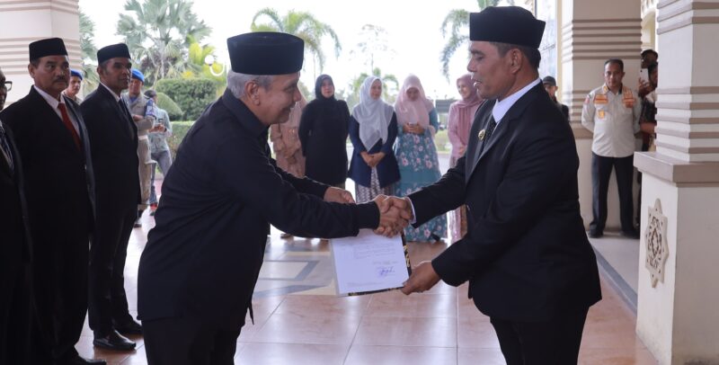 Bupati Aceh Besar Muharram Idris serahkan SK Plt Dirut PDAM Tirta Mountala kepada Ir. Yusmadi MM pada saat melantik dan mengukuhkan sejumlah Pejabat Pimpinan Tinggi Pratama di lingkungan Pemerintah Kabupaten Aceh Besar, di Kota Jantho, Selasa (05/02/2026). FOTO/MC ACEH BESAR