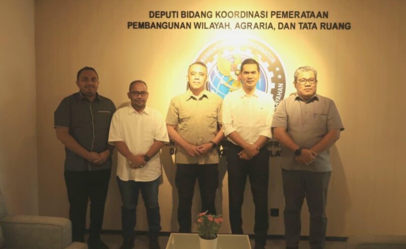 Sekda Aceh, M. Nasir, S.IP, MPA di dampingi kepala Inspektorat, Karo adpem & Karo Adpim melakukan silaturrahmi & diskusi dengan Deputi Bidang Koordinasi Pemerataan Pemabngunan Wilayah Agraria & Tata ruang KemenkoInfra, Nazib Faizal, di Ruang kerja Deputi, Jakarta, Jum'at, (06/02/2026).