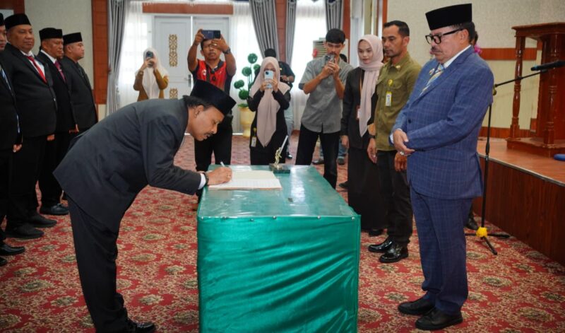 Pelantikan tersebut disaksikan Bupati Nagan ,Dr. TR. Keumangan, S.H., M.H., unsur Forkopimda, Plt. Sekretaris Daerah, Ketua TP-PKK dan Wakil Ketua TP-PKK, para kepala perangkat daerah di lingkungan Pemerintah Kabupaten Nagan Raya serta tamu undangan lainnya,di Anjungan Pendopo Bupati, Kompleks Perkantoran Suka Makmue, Senin (9/2/2026).