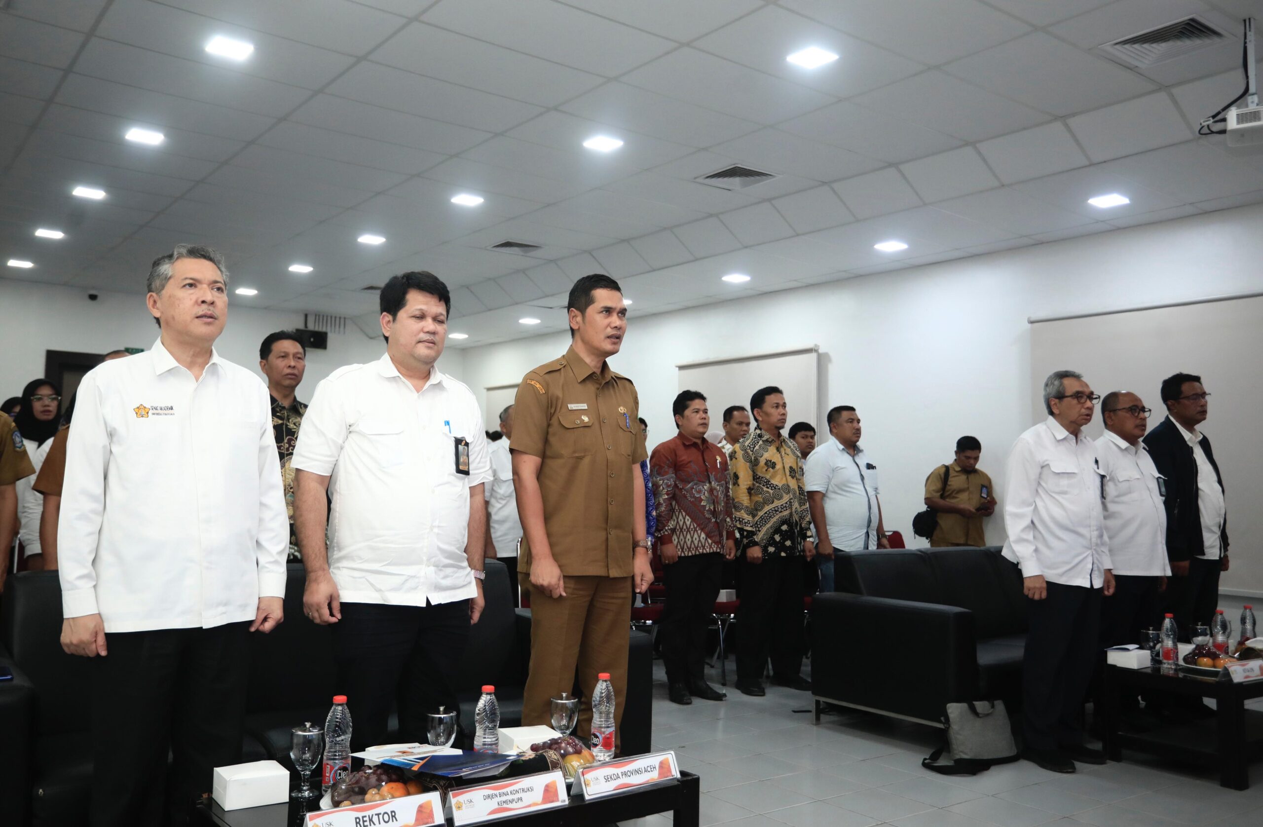 Sekda Aceh, M. Nasir, S.IP, MPA menghadiri serta menyampaikan sambutan Gubernur Aceh pada Acara Pemberian Kopetensi Tambahan & Uji Kompetensi SDM Vokasional Klasifikasi Jenjang 7 di USK, Banda Aceh, Senin, (09/02/2026).