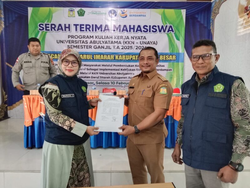 Muhamamad Basir, S. STP Camat Darul Imarah Dan Wakil Rektor I Bidang Akademik Dr. Tuti Marjan Fuadi, MPD Menyematkan Rompi KKN Pada Mahasiswa KKN Unaya 2026 di Gedung UDKP Darul Imarah, Aceh Besar. PHOTO : MC ACEH BESAR