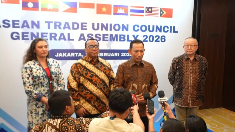 Kapolri menyampaikan ucapan selamat kepada Presiden Konfederasi Serikat Pekerja Seluruh Indonesia (KSPSI) Andi Gani Nena Wea yang kembali terpilih sebagai Presiden ASEAN TUC, yang digelar di Hotel Gran Melia, Jalan Rasuna Said, Kuningan, Jakarta Selatan, Selasa malam (10/2/2026).