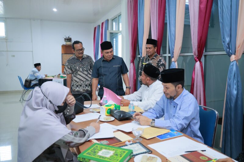 Bupati Aceh Besar H Muharram Idris (Syech Muharram), meninjau proses seleksi guru beut bak sikula, di Dekranasda Aceh Besar, Gampong Gani, Kecamatan Ingin Jaya, Kabupaten Aceh Besar, kamis, (12/02/202).