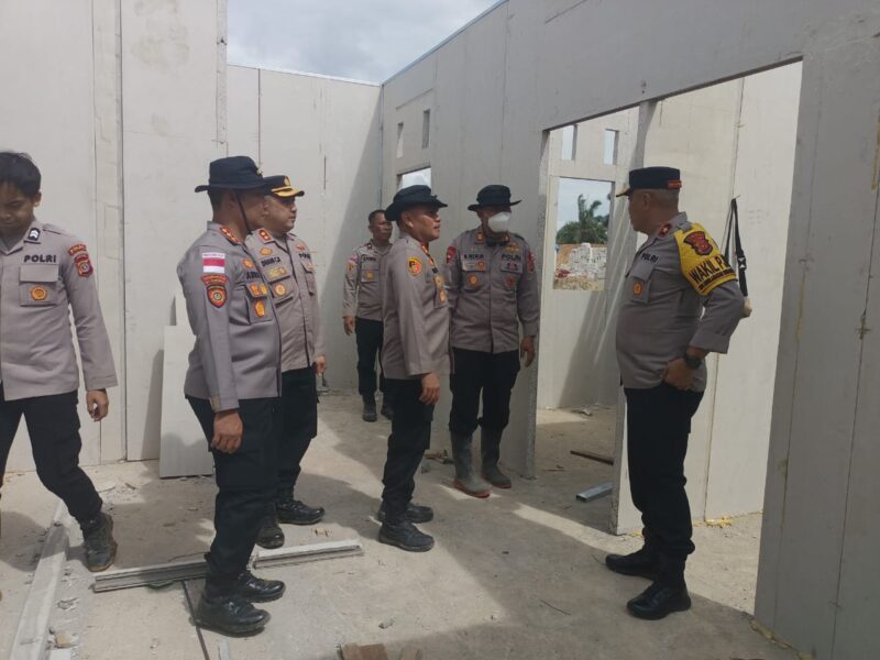 Brigjen Pol. Ari Wahyu Widodo, S.I.K., meninjau langsung progres pembangunan hunian tetap (Huntap) yang dibangun Polri bagi korban bencana hidrometeorologi di Kabupaten Aceh Tamiang, Rabu, (12/02/2026).