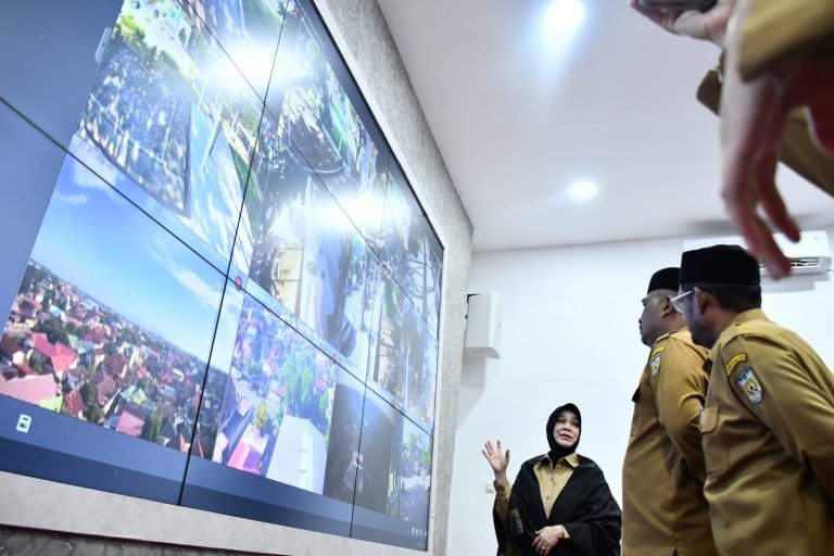 Illiza Sa'aduddin Djamal, menyampaikan pandangannya mengenai berbagai penghargaan yang diraih Kota Banda Aceh.