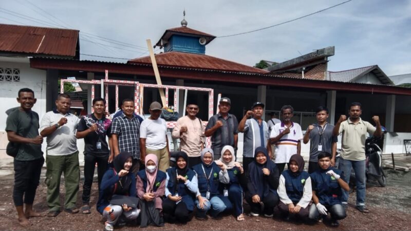 Para Mahasiswa KKN Unaya Dan Warga Gampong Leu Ue Dalam Kegiatan Gotong Royong Membersihkan Lingkungan Menasah Gampong Leu Ue, Darul Imarah, Aceh Besar, Minggu, (15/02/2026). PHOTO : MC ACEH BESAR.