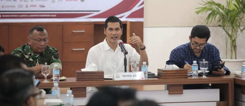 Sekda Aceh, M. Nasir, S.IP, MPA didampingi Asisten I, Drs Syakir bersama Ka.  SKPA memimpin rapat evaluasi kesiapan penanganan korban bencana hidrometeorologi menjelang bulan suci Ramadhan di Posko Pemulihan Bencana Aceh, Senin, 16/02/2026.