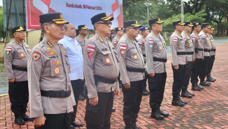 Brigjen Pol. Ari Wahyu Widodo, S.I.K., bertindak selaku Inspektur Upacara pada peringatan Hari Kesadaran Nasional yang digelar di Lapangan Apel Mapolda Aceh, Rabu (18/2/2026).