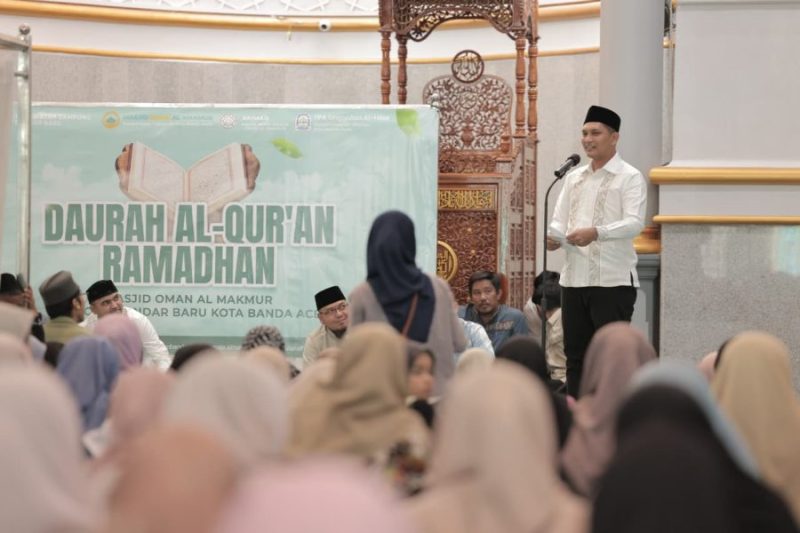Afdhal Khalilullah, hadir dengan senyum hangat saat membuka secara resmi Daurah Al-Qur'an di Masjid Oman Al-Makmur, Gampong Bandar Baru (Lampriet), Jumat (20/02/2026).