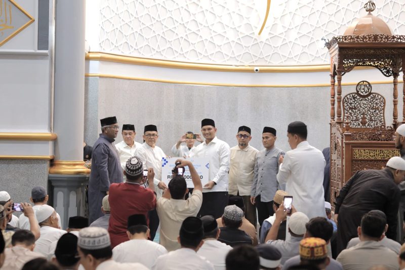 Wakil Wali Kota Banda Aceh, Afdhal Khalilullah, memimpin Safari Ramadan 1447 Hijriah perdana didampingin Sekdako Jalaluddin dan beberapa kepala OPD Pemerintah Kota Banda Aceh, di Masjid Oman Al-Makmur, Gampong Bandar Baru (Lampriet), Senin (23/2/2026) malam.