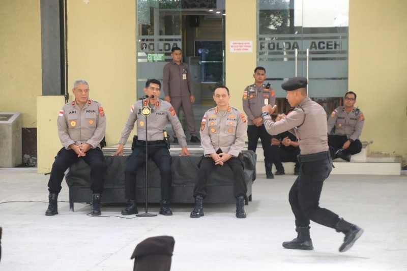 Irjen Pol. Drs.Marzuki Ali Basyah, M. M,  pemberian arahan ilmu bela diri kepada ratusan personel Ditsamapta Polda Aceh
yang berlangsung di Meuligoe Polda Aceh, Kamis, 26/02/2026.