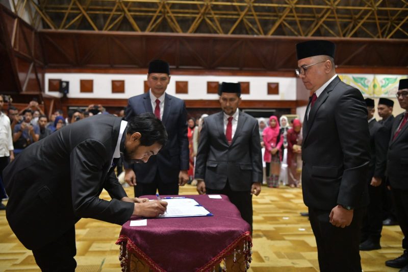 Gubernur Aceh, Muzakir Manaf melaksanakan pengambilan sumpah dan melantik pejabat pimpinan tinggi pratama Eselon II dilingkungan Pemerintah Aceh, Banda Aceh, Anjong Monmata, Jumat, 27/02/2026