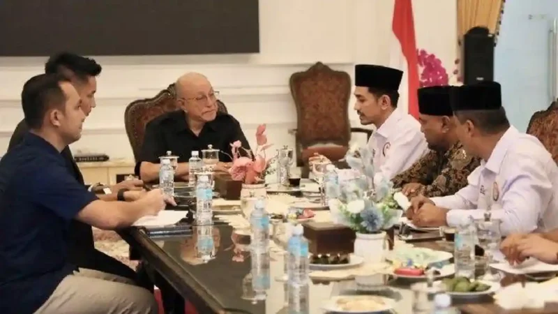 Wali Nanggroe Aceh, Malik Mahmud Al-Haytar,  dalam pertemuan hangat bersama jajaran KPI Aceh di Mes Wali Nanggroe Aceh, Lampeuneurut, Aceh Besar, Rabu (28/01/2026).
