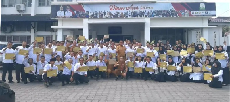 penyerahan SK dipimpin oleh Plt. Kepala Dinas Sosial Aceh, Bapak Chaidir, S.E., M.M., yang didampingi oleh jajaran pejabat Dinas Sosial Aceh, di Aula Dinas Sosial Aceh pada Senin (2/2/2026)