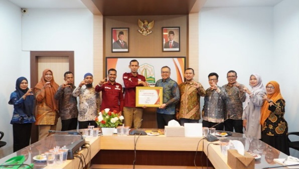 Ketua Komisi Informasi Aceh Junaidi menyerahkan langsung
Kepada kepada Plt. Kepala Dinas Pengairan Aceh, Erwin Ferdinansyah, S.T., M.T. Erwin didampingi oleh Sekretaris Dinas, Ichsan Iswandy, S.STP., M.M., yang juga menjabat sebagai Ketua PPID-Pembantu Dinas Pengairan,Acara penyerahan penghargaan ini berlangsung pada hari Kamis, (29/01/2026).