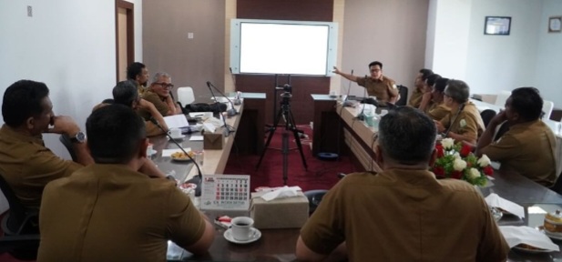 Rapat yang dipimpin langsung oleh Plt. Kepala Dinas Pengairan Aceh, Erwin Ferdinansyah, S.T., M.T., ini dihadiri oleh seluruh jajaran struktural Dinas Pengairan Aceh, senin (19/01/2026)