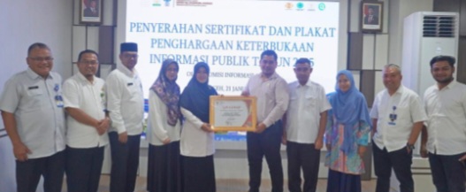 Penghargaan diserahkan oleh Tim Penilaian Pelayanan Publik Pemerintah Aceh yang diwakili oleh Bapak Sabri selaku Wakil Ketua Komisi Informasi Aceh (KIA) dan diterima langsung oleh Wakil Direktur Pengembangan SDM RSUD dr. Arifatul Khorida, MPH, FISQua, yang mewakili Pelaksana Tugas (Plt) Direktur RSUDZA ”. Kegiatan berlangsung di Ruang Multazam 1 RSUDZA pada Rabu (21/01/2026).