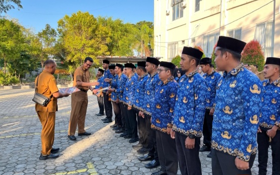 Kepala BPSDM Aceh, Marthunis, S.T, D.E.A.,menyampaikan ucapan selamat kepada 22 Pegawai Pemerintah dengan Perjanjian Kerja (PPPK) Paruh Waktu yang baru saja dilantik oleh Gubernur Aceh, saat memimpin Apel Pagi pada Senin, (02/02/2026), dengan suasana penuh semangat.