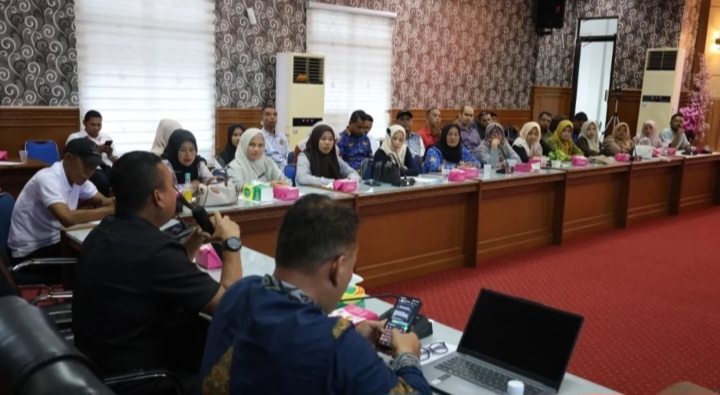 Plt. Kepala Dinas Sosial Aceh, Chaidir, S.E., M.M., didampingi oleh pemateri Bimtek Yanyan Rahmat, A.Ks., M.Si.,  bagi para Aparatur Sipil Negara (ASN) yang akan bertugas di gudang logistik kabupaten/kota se-Aceh, dilaksanakan di Aula Dinsos Aceh pada Kamis (5/2/2026).