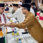 Kepala Dinas Syariat Islam (SI) Aceh, Bapak Zahrol Fajri, S.Ag., MH bersalaman dengan Pimpinan MPR RI di Dayah Mahyatul Ulum Al Aziziyah, Desa Dilib Bukit Sibreh, Selasa (10/02/2026).
