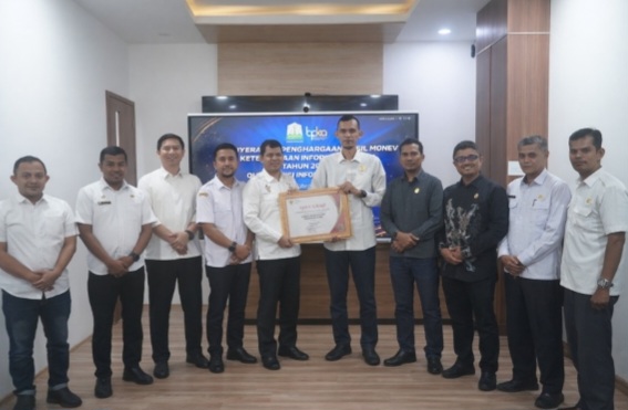 kepala BPKA yang diwakili Sekretaris BPKA, Ramzi, M.Si.,menerima Penghargaan dari Komisi Informasi Aceh (KIA)  di ruang rapat Kepala BPKA, (04/02/2026).