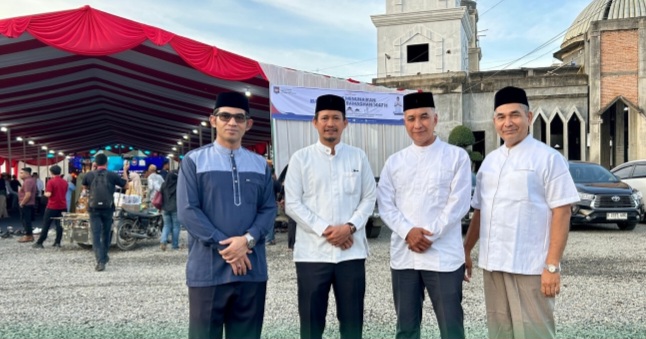 Plh Kadis Pendidikan Dayah Aceh Muhsin S.Pd.I, M.Pd.I, mendampingi Wakil Gubernur Aceh H. Fadhlullah, SE, pada Kegiatan Ramadhan bersama Menteri Dalam Negeri RI, di Huntara Kab. Aceh Tamiang, Kamis (19/02/2026).