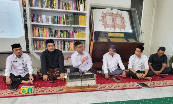 Kepala Dinas Syariat Islam Aceh, Zahrol Fajri, S.Ag., MH, didampingi Sekretaris Dinas Syariat Islam Aceh serta Kepala Bidang terkait, melakukan rapat evaluasi kinerja dan pelayanan karyawan di lingkungan UPTD Pengelola Masjid Raya Baiturrahman Aceh, Rabu (25/02/2025).