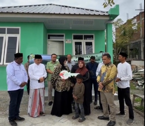 Wali Kota Banda Aceh, Illiza Sa'aduddin Penyerahan kunci rumah layak huni kepada keluarga mustahik di Kecamatan Syiah Kuala, Kamis (26/02/2026).
