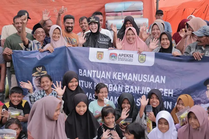 Wali Kota Banda Aceh  Illiza kembali disambut hangat oleh perangkat desa dan warga di posko pengungsian, di Desa Tunyang, Kecamatan Timang Gajah, minggu (08/02/2026).