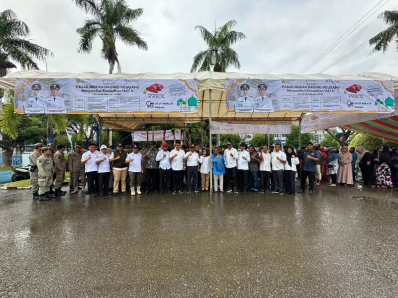 Setdako Jalaluddin melakukan peninjauan Pasar Murah Daging Meugang pada pelaksanaan hari terakhir di Halaman Kantor PDAM Tirta Daroy, Rabu (18/02/2026).
